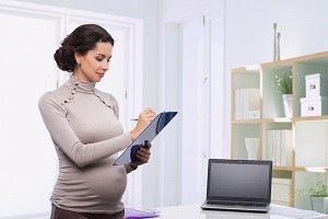 беременная женщина на работе в офисе
